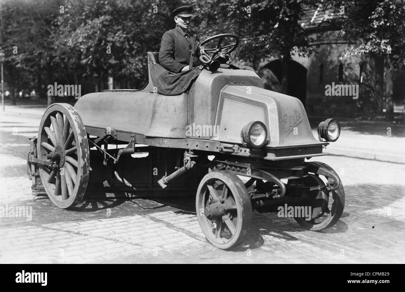 Street sweeper in Berlin, 1925 Stock Photo Alamy
