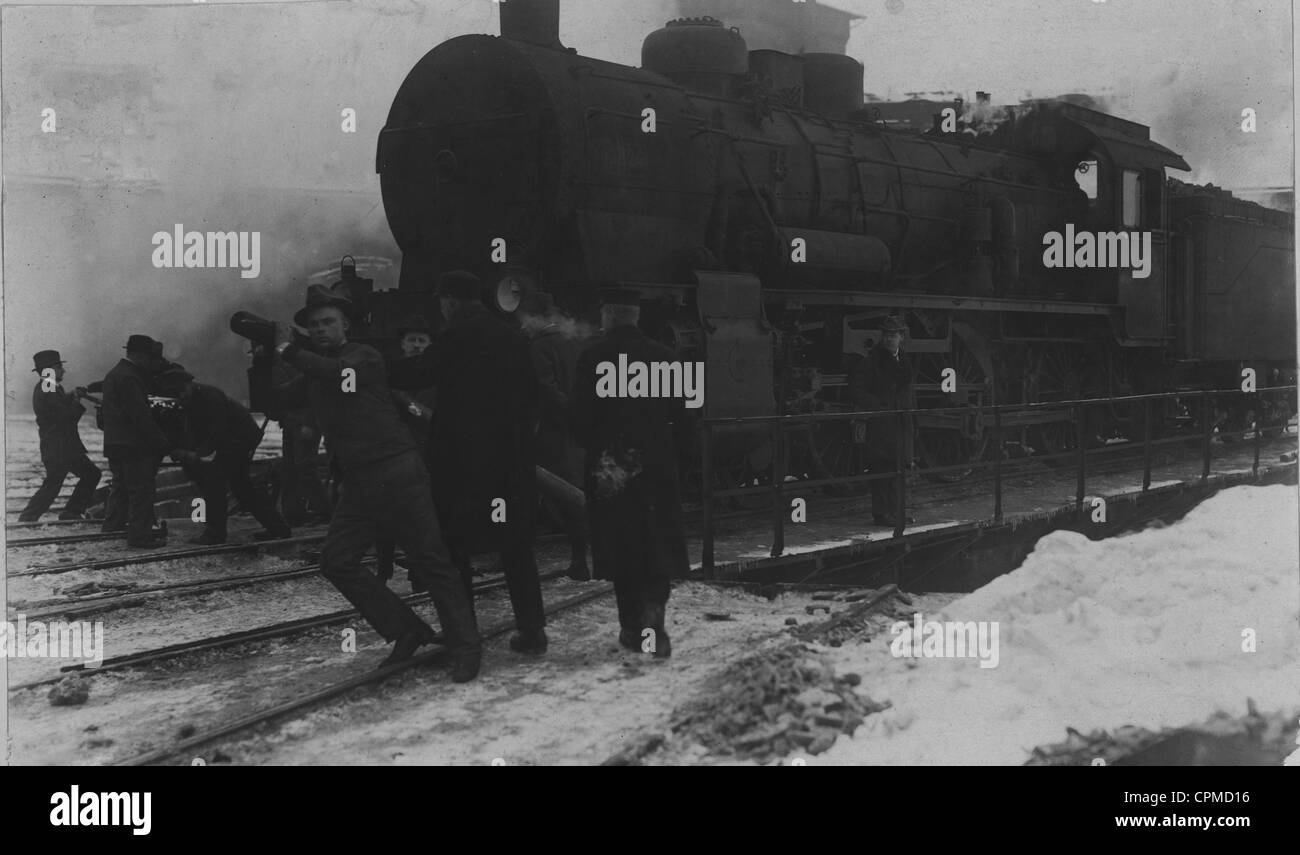 Rail strike breakers with an express train locomotive on the turntable, February 1922 (b/w photo) Stock Photo