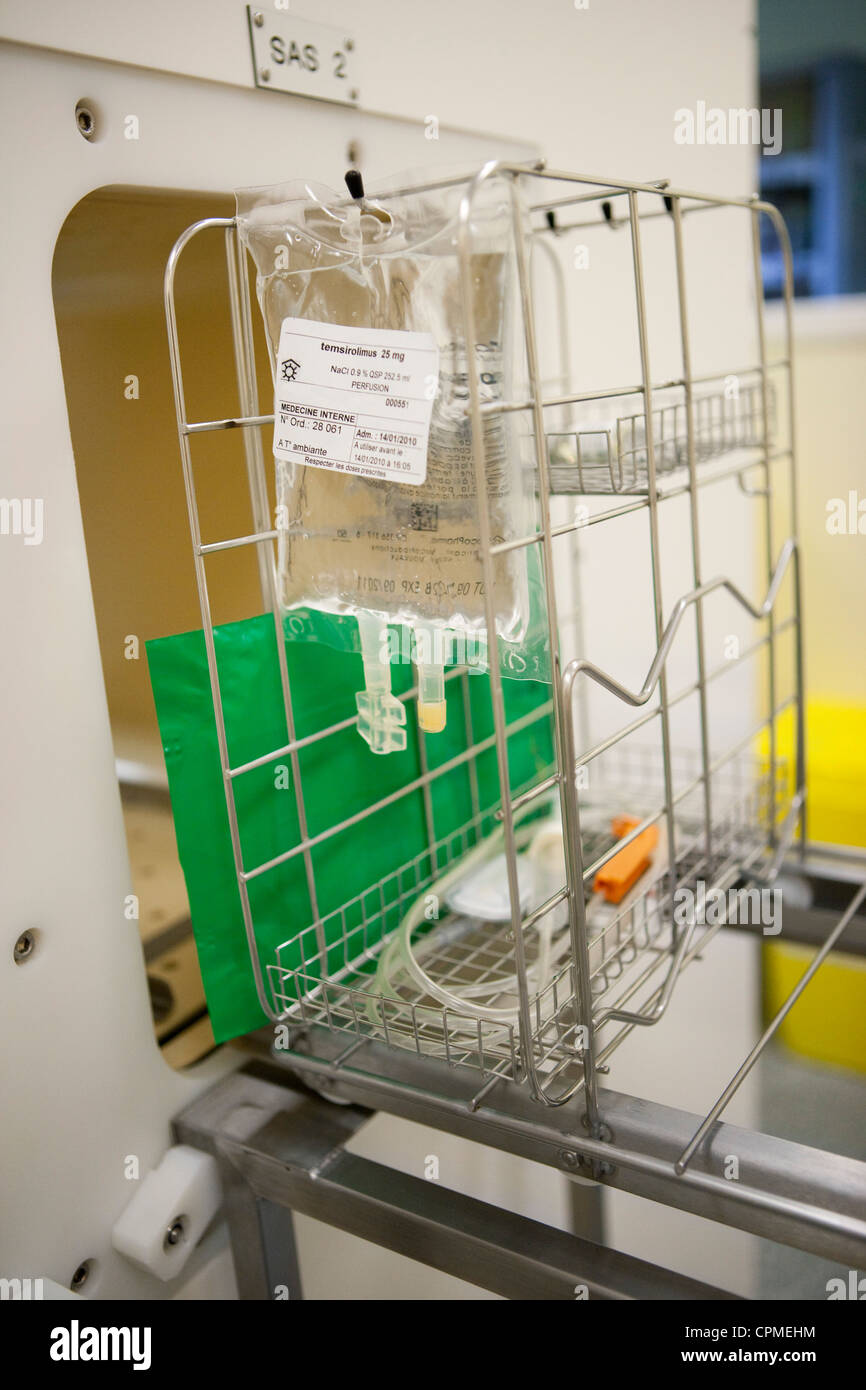 Chemotherapy drug hi-res stock photography and images - Alamy