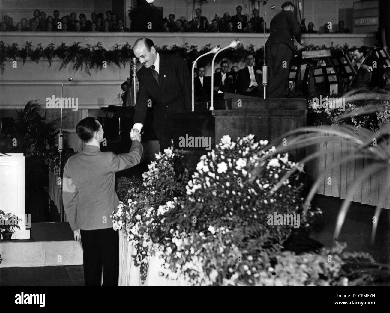 Joseph Goebbels congratulates Heinz Goedecke, 1940 Stock Photo