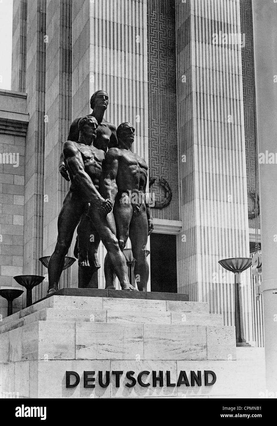 Bronze statue 'fellowship' in front of the German Pavilion, 1937 Stock Photo
