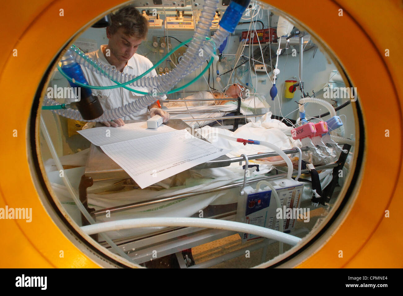 Hyperbaric oxygen therapy center hires stock photography and images