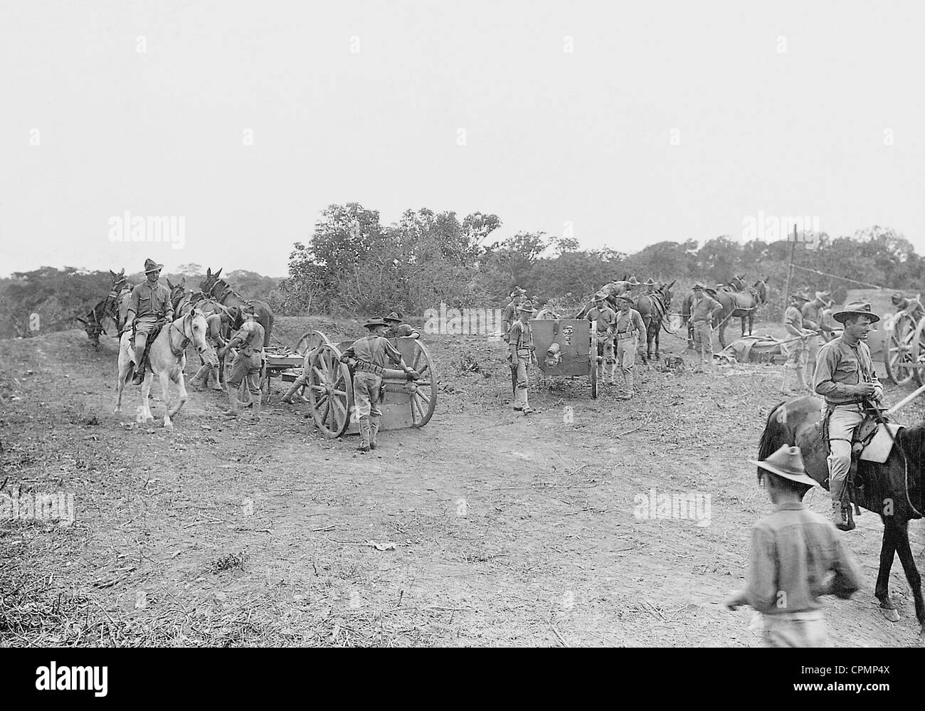 American soldiers bring their guns into position, 1914 Stock Photo Alamy