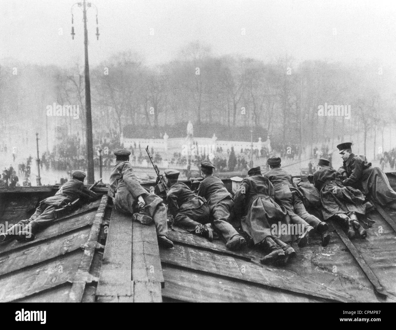 Government soldiers guard Charlottenburger Chaussee from the Brandenburg Gate during the 'Weihnachtskaempfe' ('Christmas Stock Photo