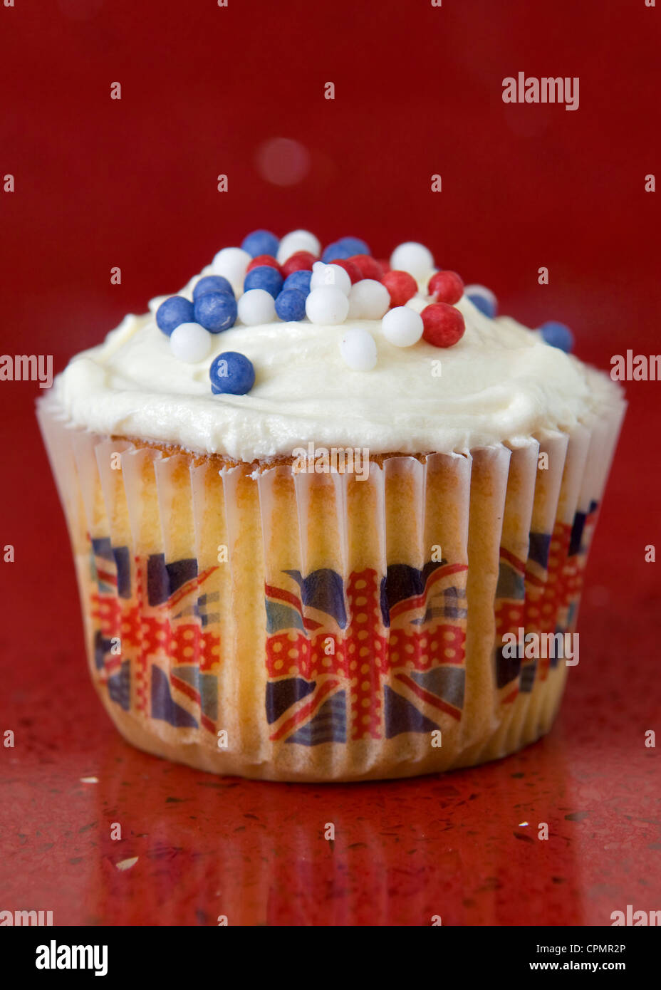 Chiếc bánh cupcake với hình dáng hình vuông, trang trí bởi những chiếc cờ Vương quốc Anh đầy màu sắc rực rỡ là món quà tuyệt vời nhất trong bất cứ dịp mừng nào. Tự hào khoe với bạn bè của mình về đặc sản này và chia sẻ niềm yêu quý và sự kiêu hãnh dành cho đất nước Vương quốc Anh.