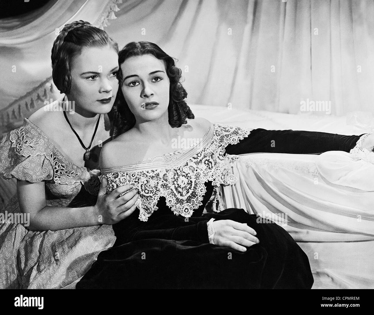 Marianne Simson and Ilse Werner in 'Die schwedische Nachtigall', 1941 Stock Photo