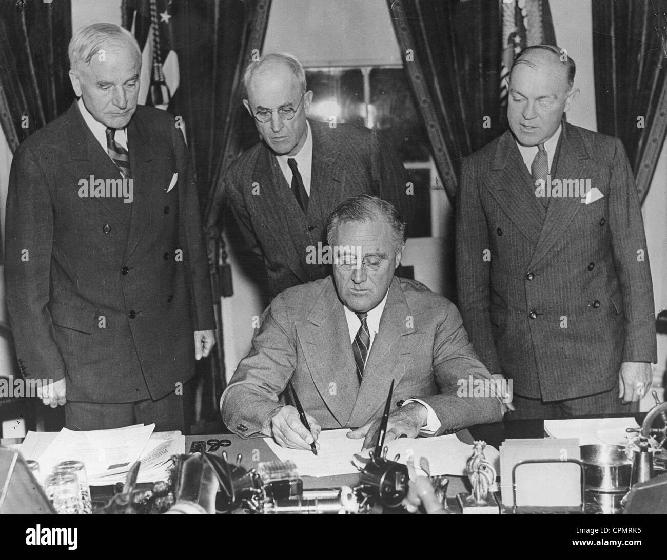 Franklin Delano Roosevelt signs the declaration of autonomy for the Philippines, 1935 Stock Photo