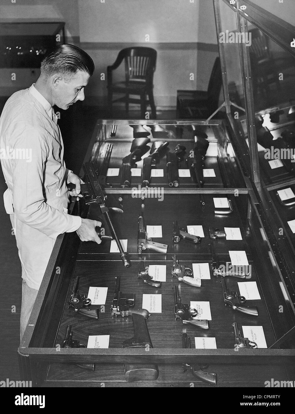 Confiscated weapons at the FBI headquarters in Washington, 1935 Stock Photo