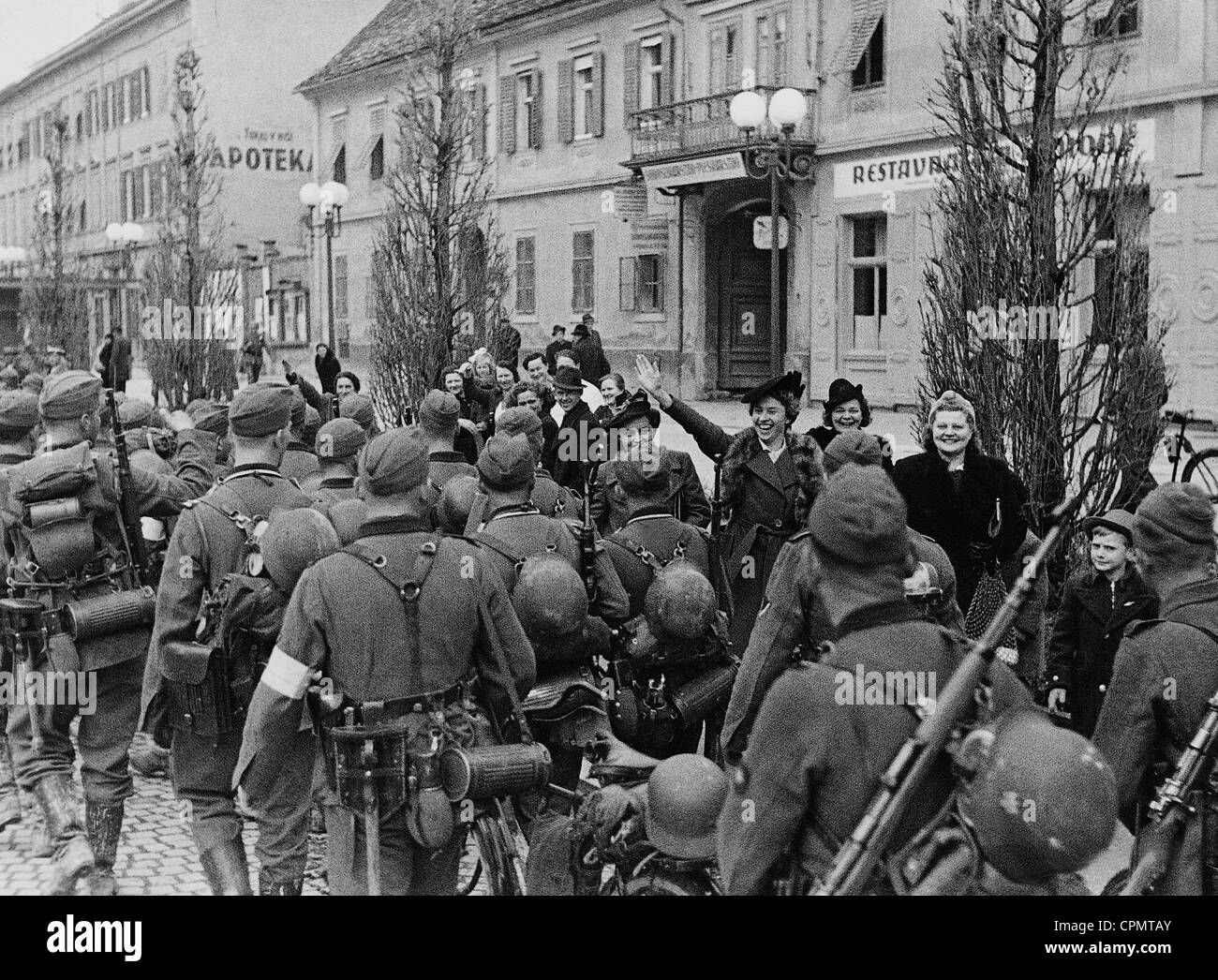 the-population-of-belgrade-welcomes-the-german-troops-1941-CPMTAY.jpg