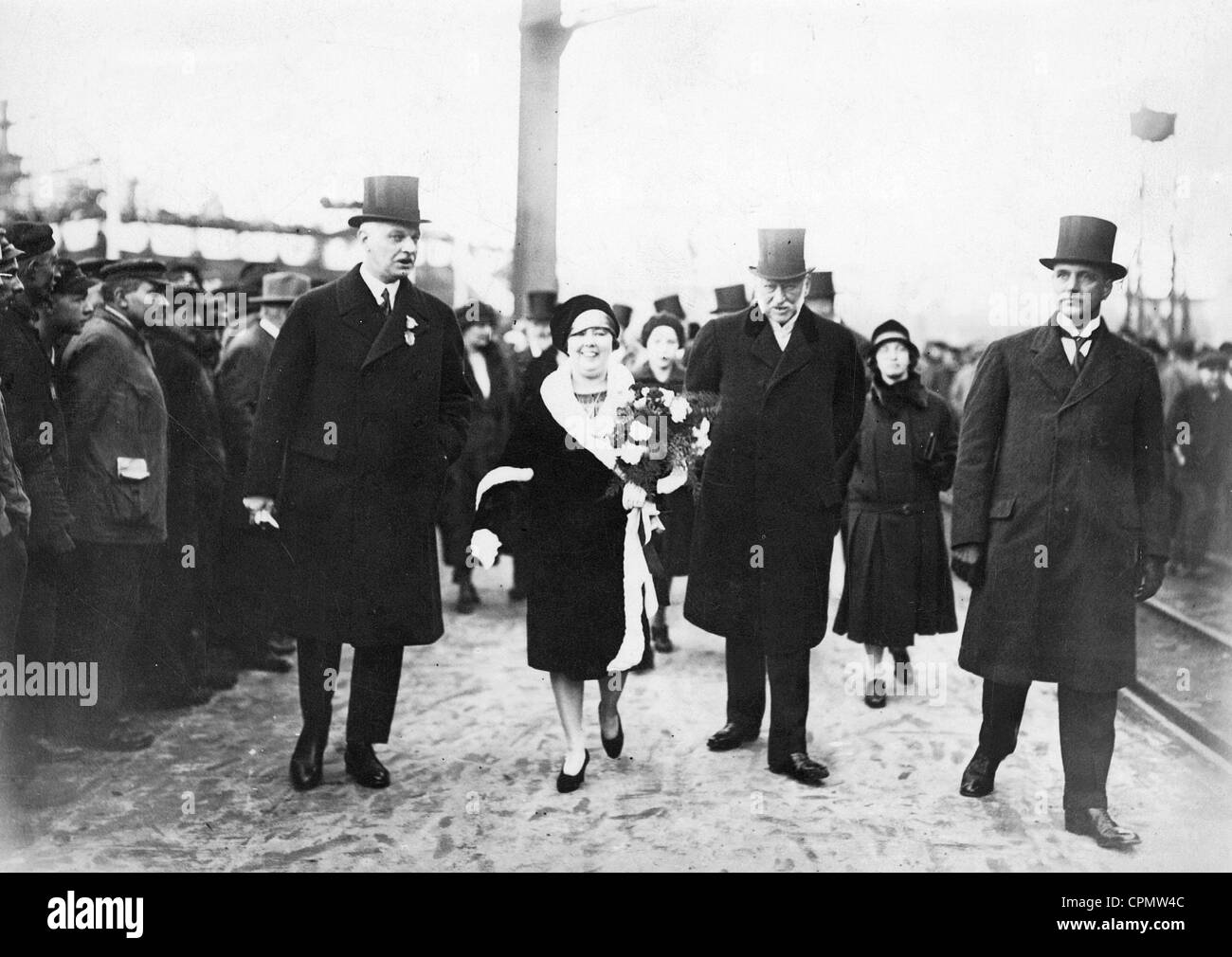 Wilhelm Cuno, Mrs. Walker, Rudolf Blohm and Carl Wilhelm Petersen in  Hamburg, 1926 Stock Photo - Alamy