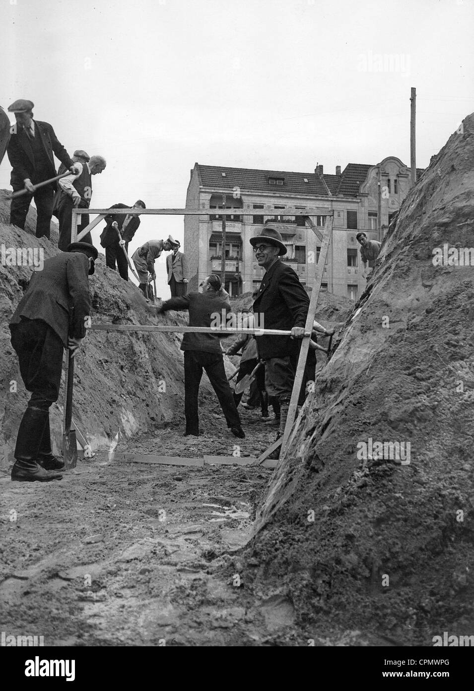 Berlin inhabitants build a splinter trench, 1943 Stock Photo