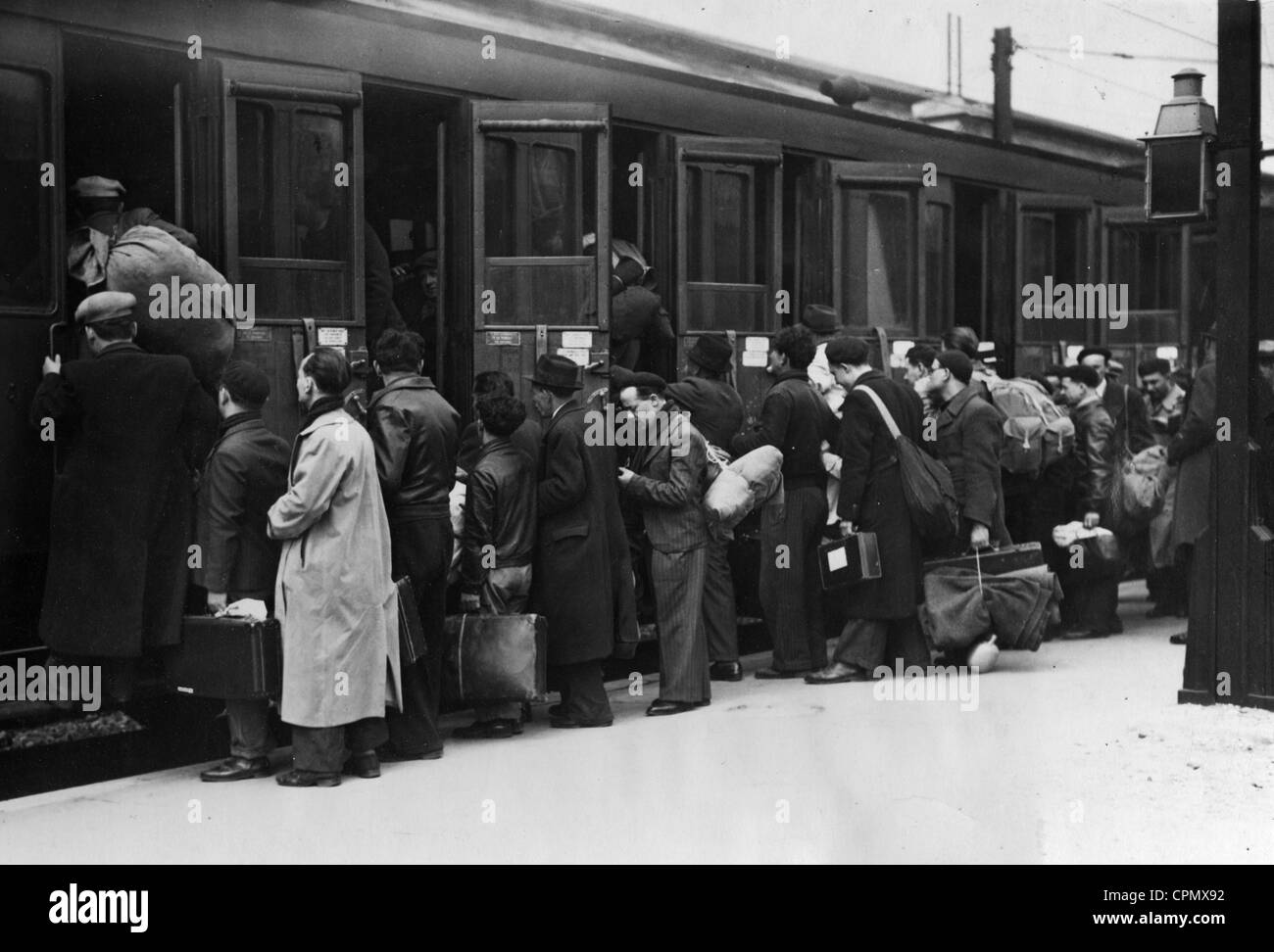 French Jews boarding trains bound for concentration camps in Orleans and the Pyrenees, Gare d'Austerlitz, Paris, 14th May 1941 Stock Photo