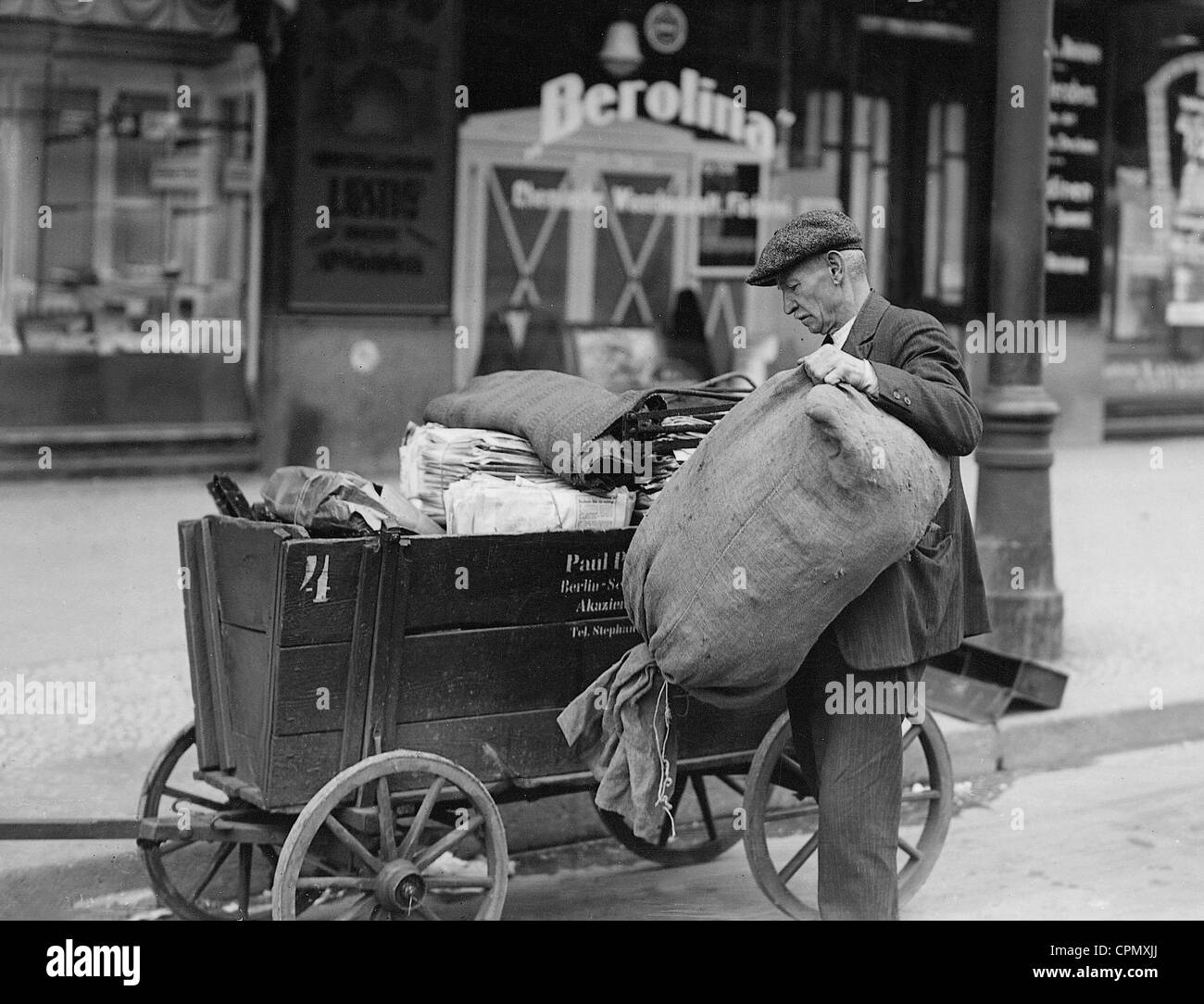 Rag and bone man in Berlin, 1931 Stock Photo