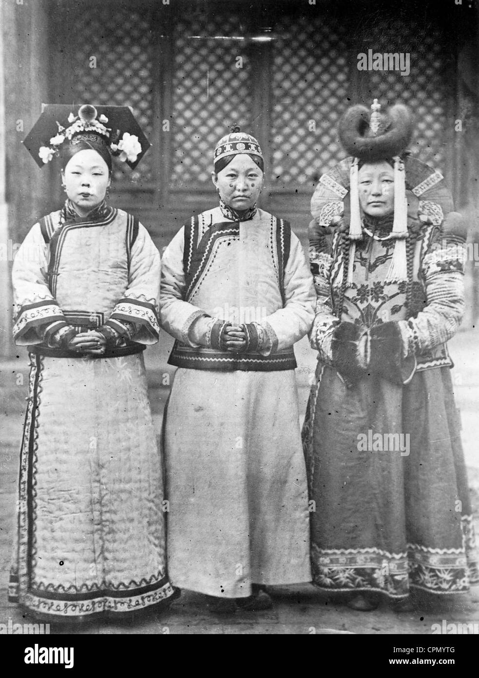 Traditional chinese dress Black and White Stock Photos & Images - Alamy