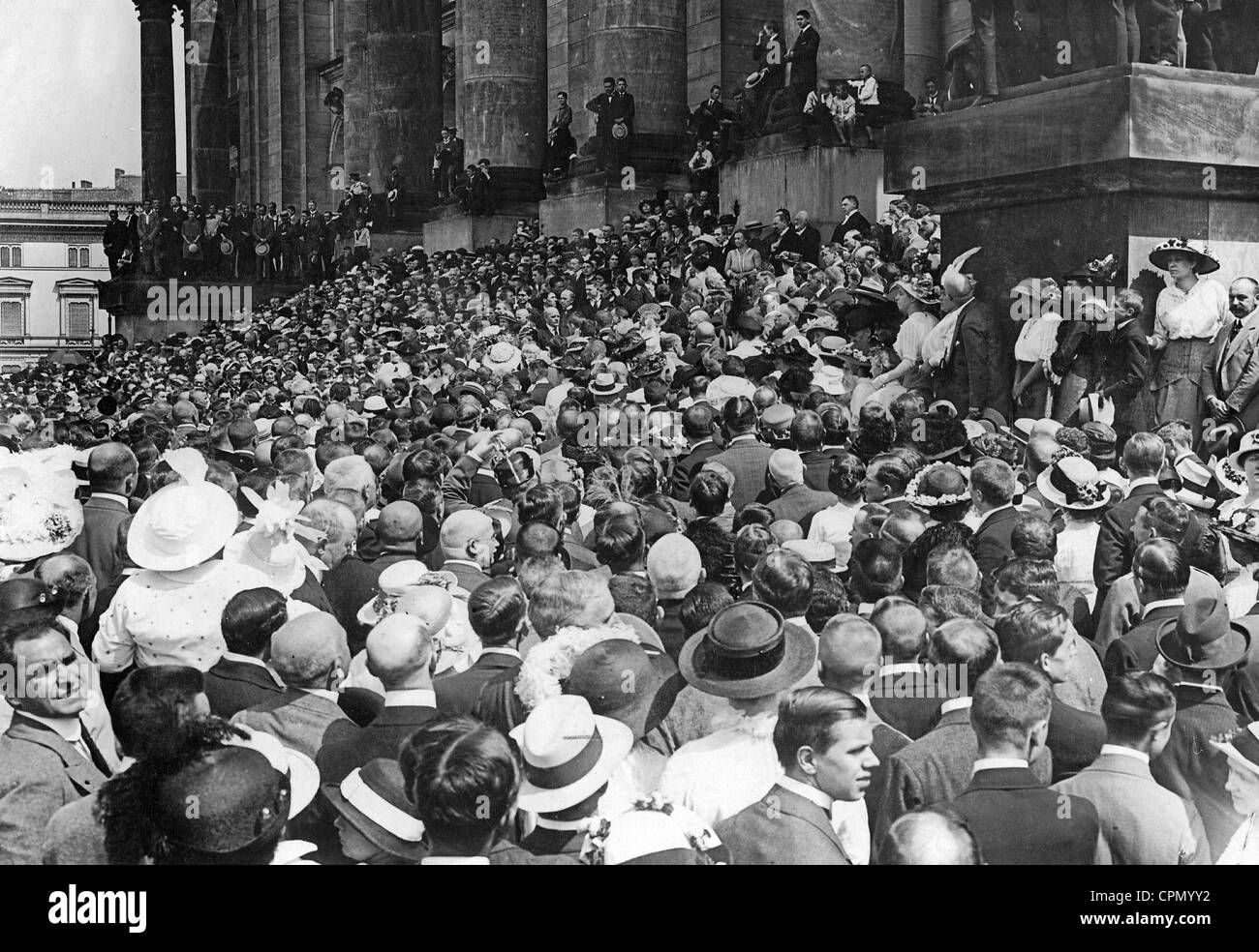 Crowd at the outbreak of war in Berlin, 1914 Stock Photo - Alamy