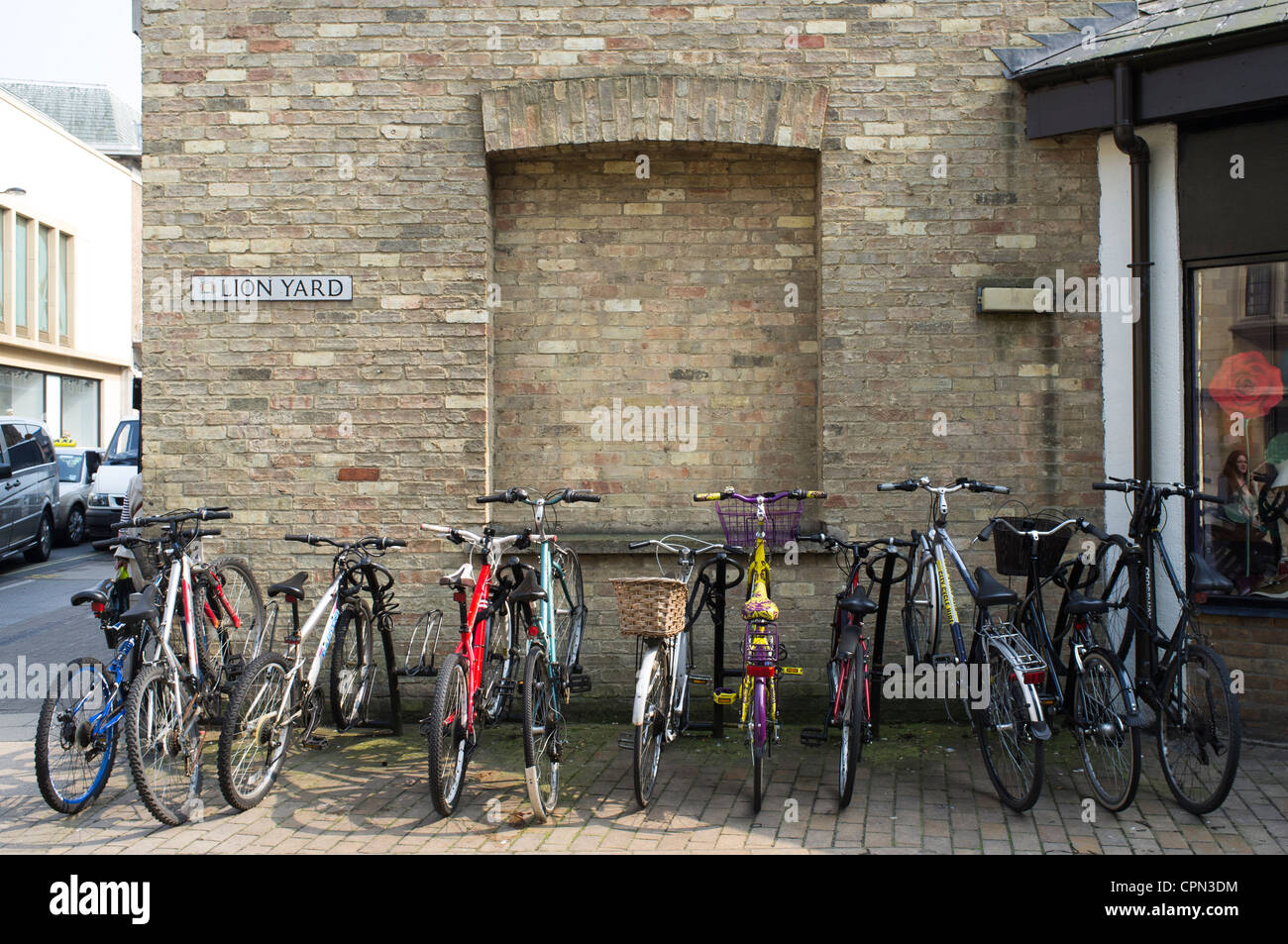 Cycles in a cycle rack in a Cambridge High Street Stock Photo