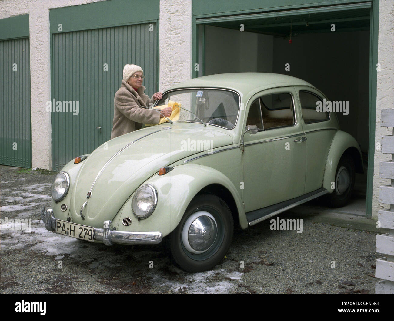 transport / transportation, car, vehicle variants, Volkswagen, VW beetle, owner cleaning the windscreen, have bought the car on 4th May 1960 for 4760 mark, the beetle has a mileage of 250.000 km, Passau, Germany, 6.1.2001, Additional-Rights-Clearences-Not Available Stock Photo