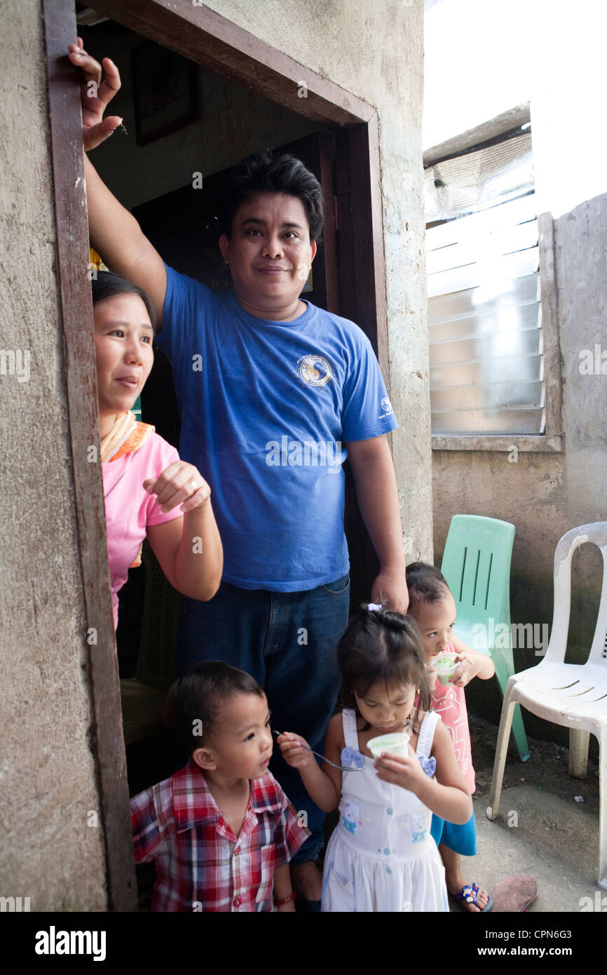 The extended family outside a filipino family house. Lapu-Lapu City, Metro Cebu, Mactan Island, Visayas, Philippines. Stock Photo