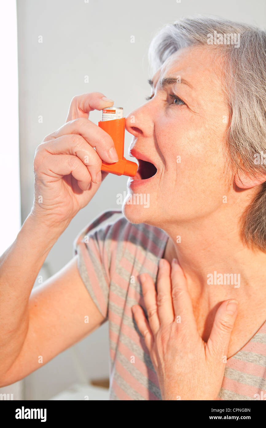 Человек с ингалятором. Больной бронхиальной астмой. Женщина с ингалятором. Приступ бронхиальной астмы. Бронхиальная астма у пожилых и старых людей.