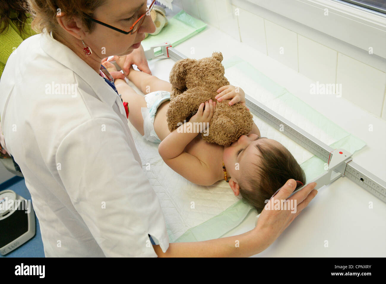 https://c8.alamy.com/comp/CPNXRY/measuring-height-in-a-child-CPNXRY.jpg