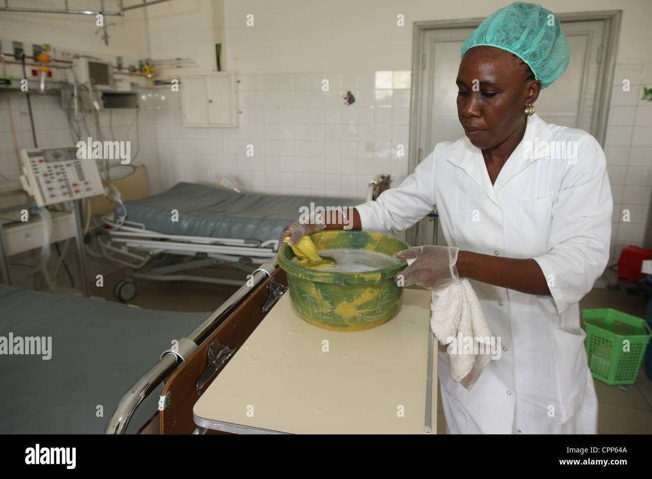 Cleaning hospital beds hi-res stock photography and images - Alamy