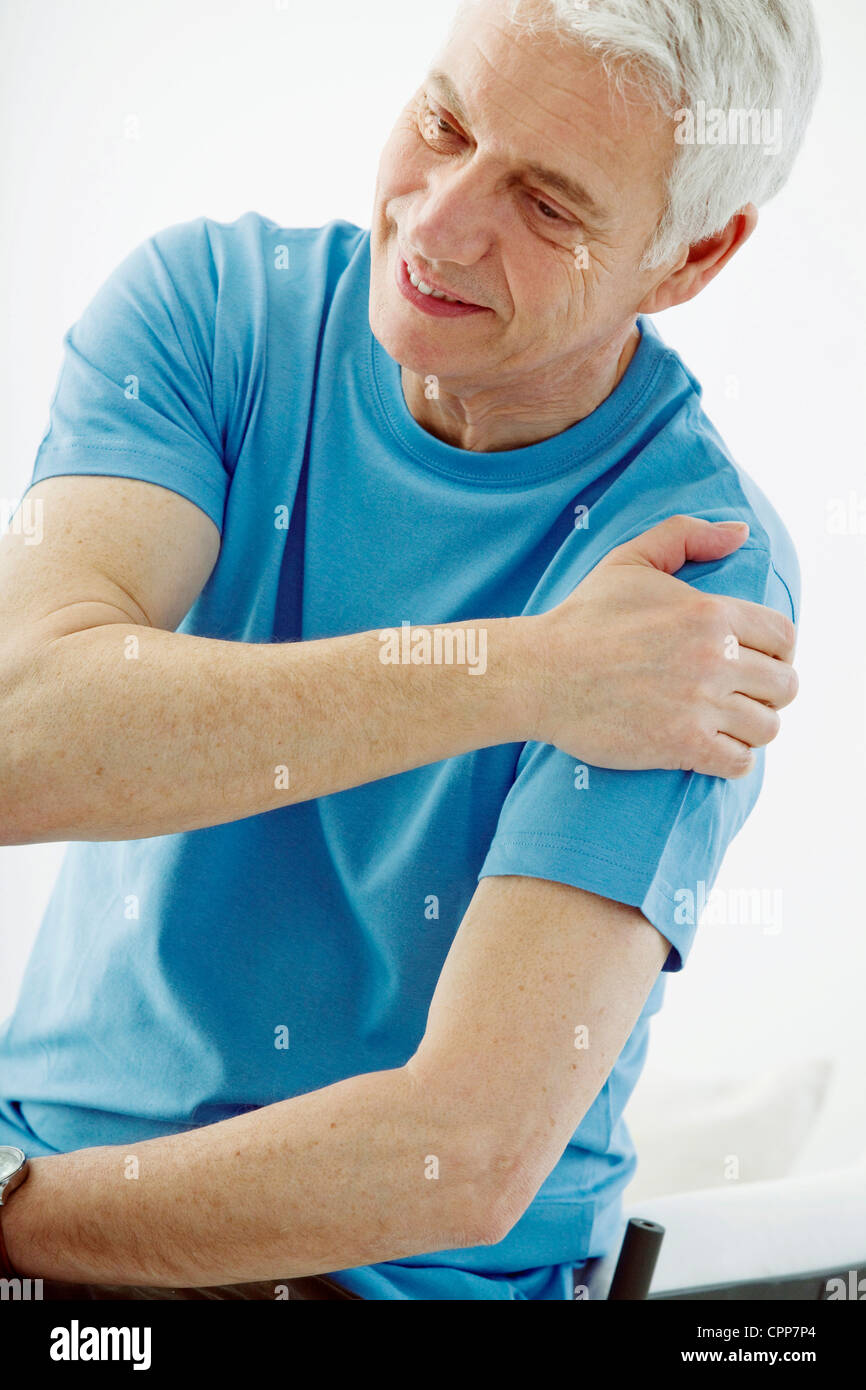 SHOULDER PAIN IN AN ELDERLY P Stock Photo Alamy