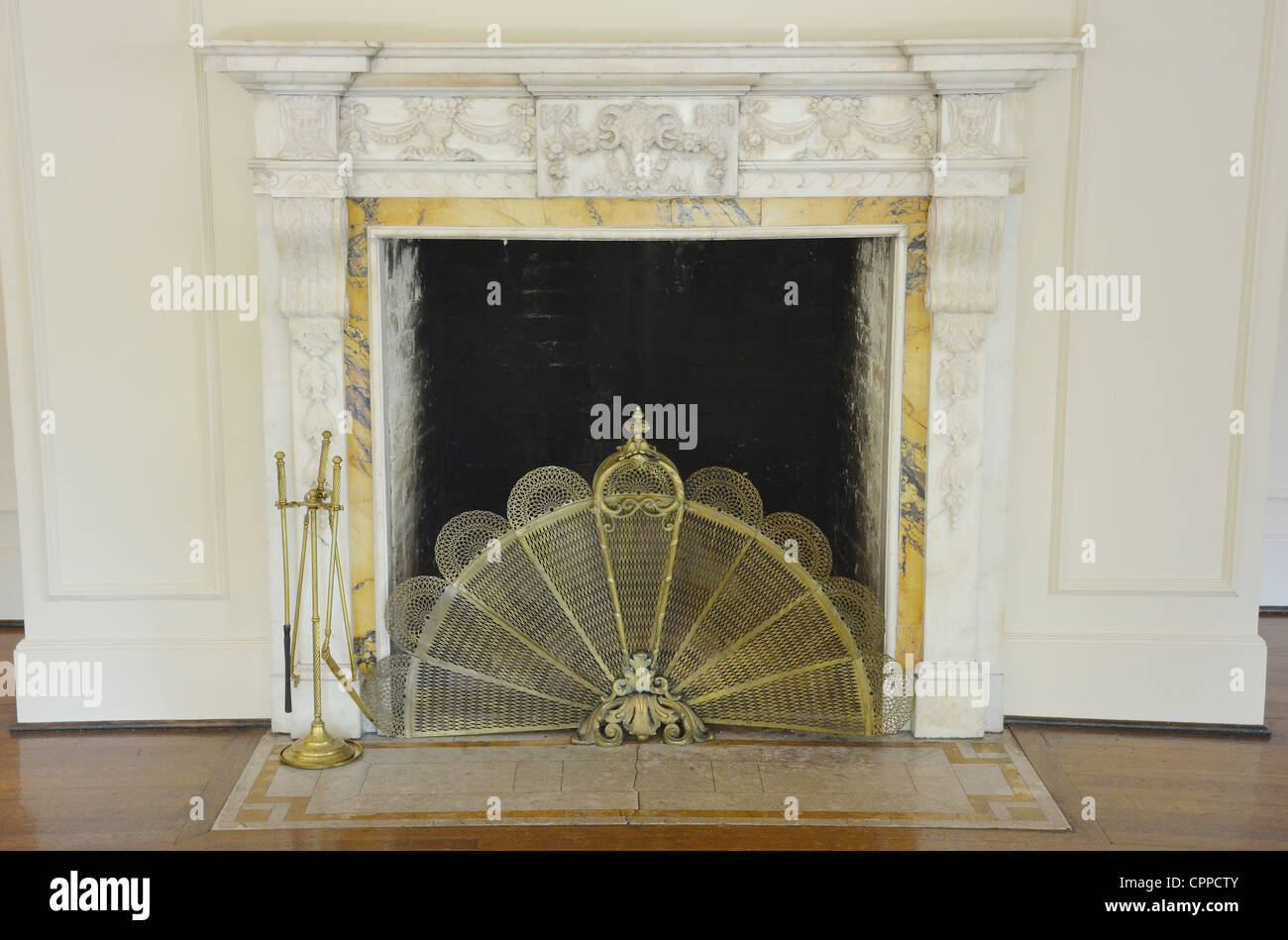 Old fireplace hi-res stock photography and images - Alamy