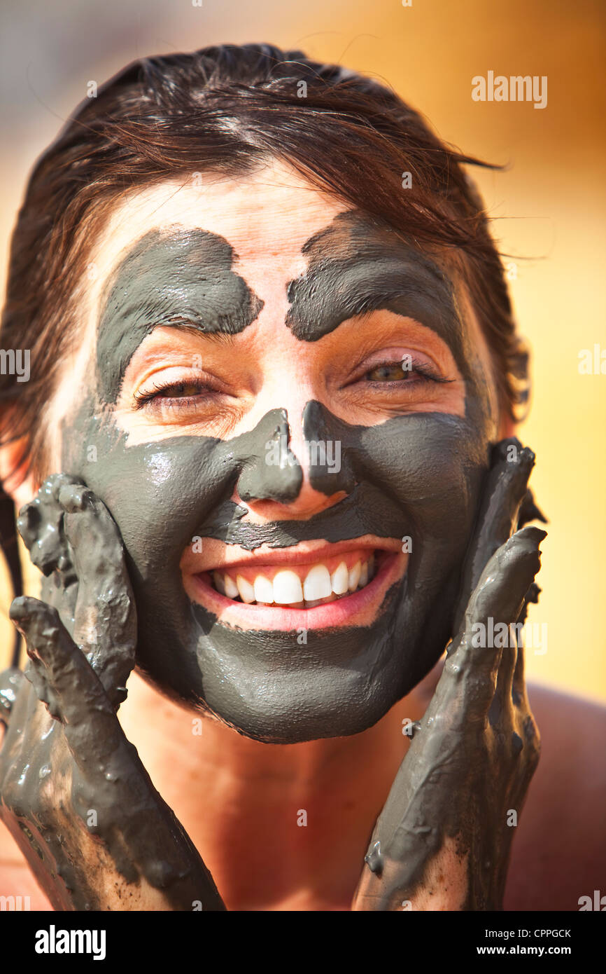 Dead Sea mud beauty treatment, Movenpick Resort Hotel, Jordan, Western Asia Stock Photo