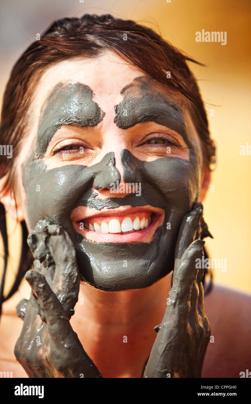 Dead Sea mud beauty treatment, Movenpick Resort Hotel, Jordan, Western Asia Stock Photo