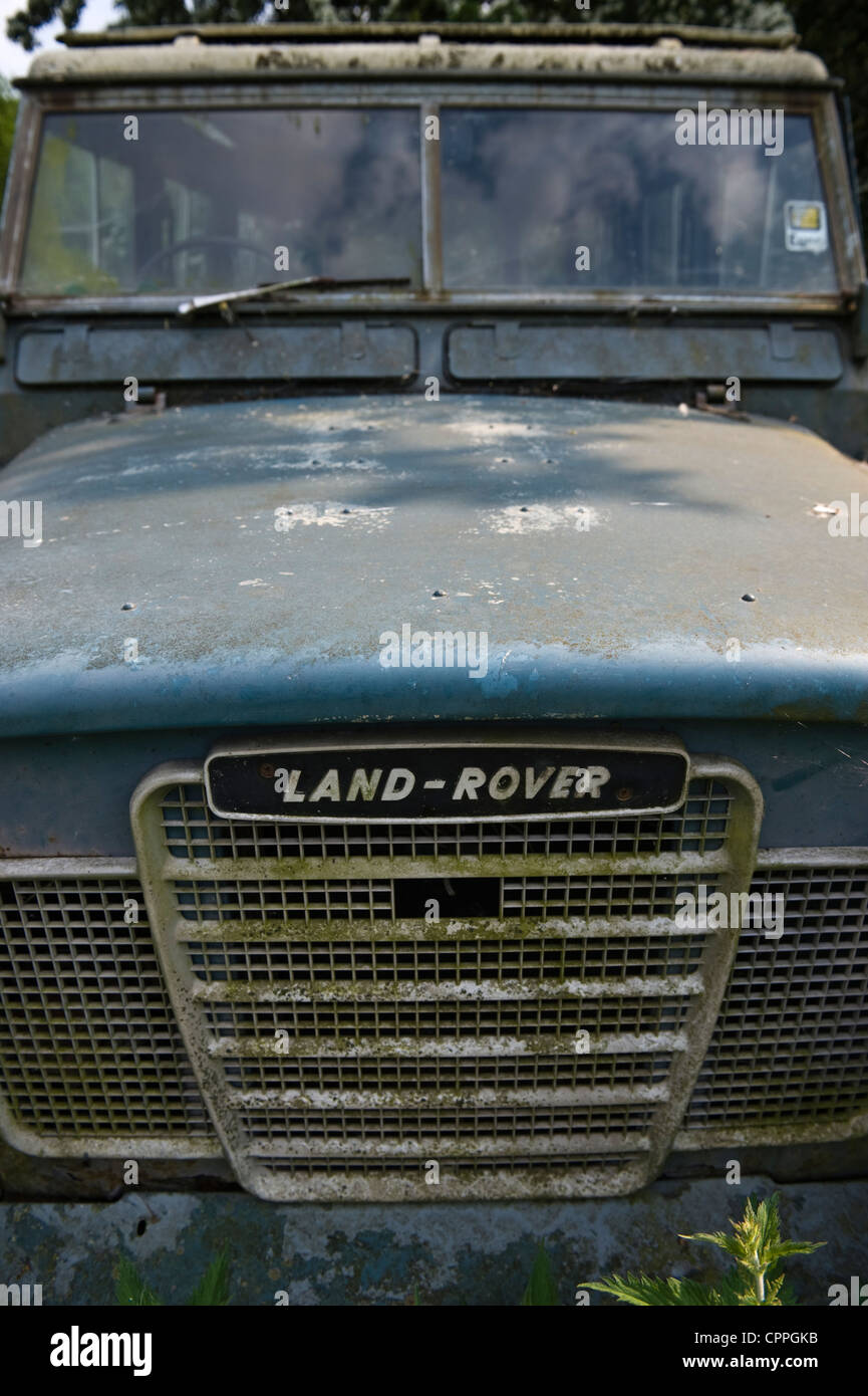 Derelict Land Rover 109 deteriorating in a field on remote farm at Llanddewi Fach Powys Mid-Wales UK Stock Photo