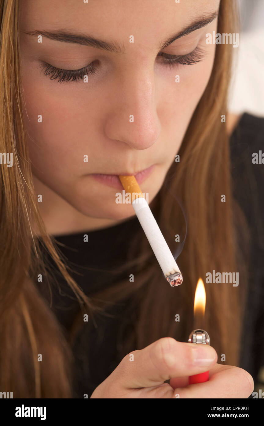 курящие девочки 8 лет. Russian smokers. мэгги грейс алтея. Girls smoking in group. мэгги грейс папарацци.