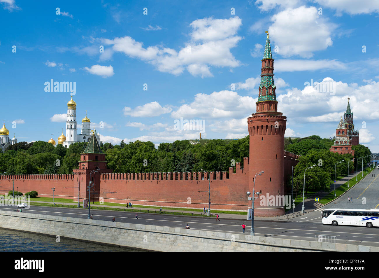 Kremlyovskaya Embankment And Moscow Kremlin Wall Stock Photo Alamy