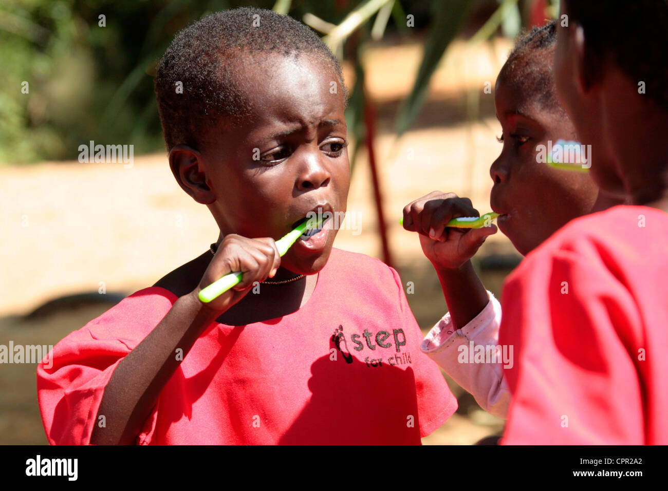 Children clean teeth hi-res stock photography and images - Alamy