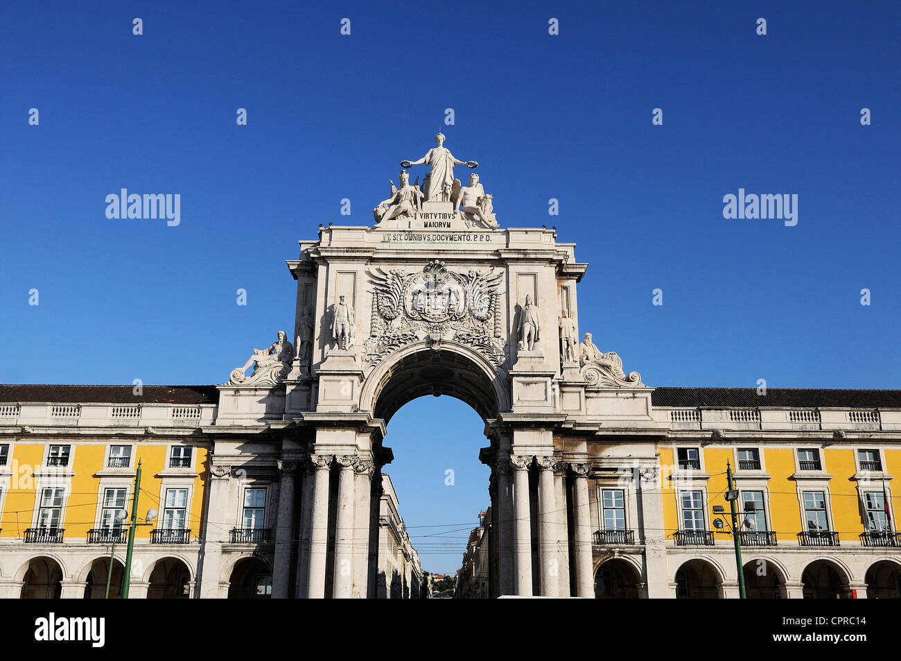 Famous arch at the Praca do Comercio showing Viriatus, Vasco da Gama, Pombal and Nuno Alvares Pereira Stock Photo