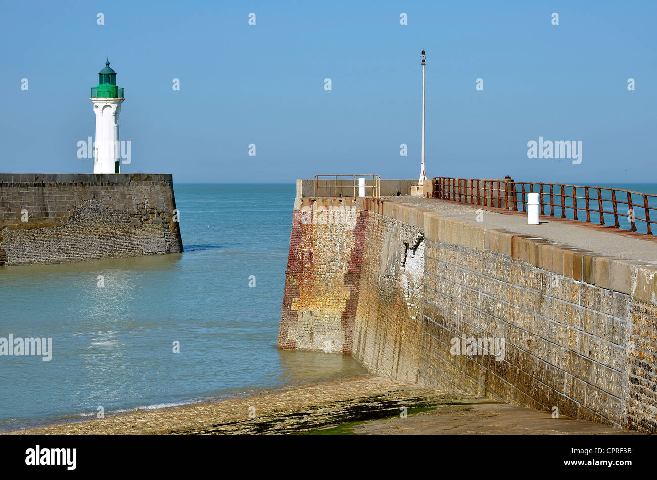 White And Green Lighthouse And Sea Wall Of Saint Val ry en Caux white-and-green-lighthouse-and-sea-wall-of-saint-val-ry-en-caux