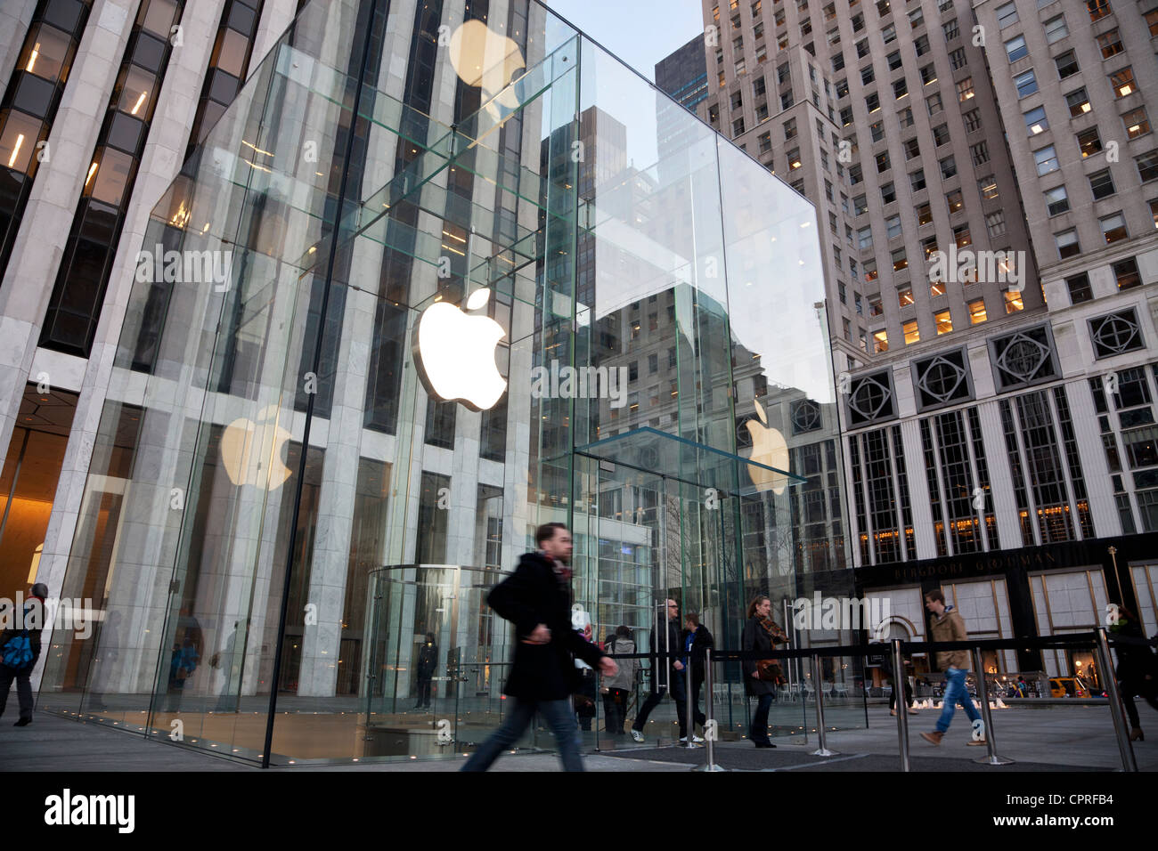 Apple store on Fifth Avenue in Manhattan, New York City Stock Photo