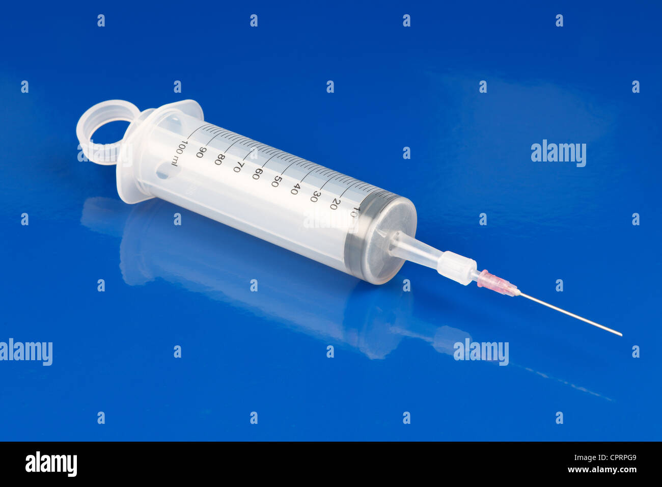 Big syringe needle fotografías e imágenes de alta resolución - Alamy