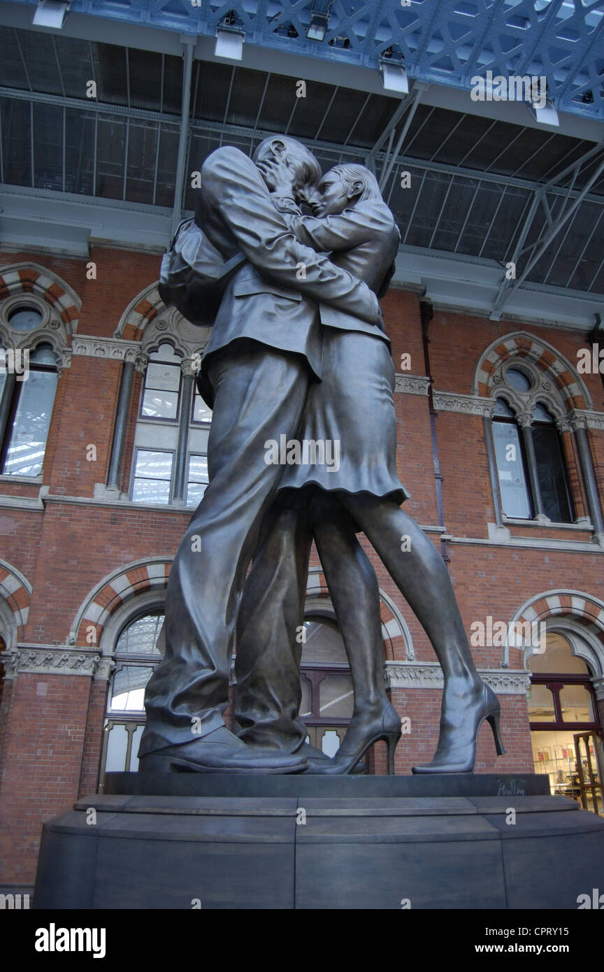 Statue of kissing couple in Saint Pancras International railway station
