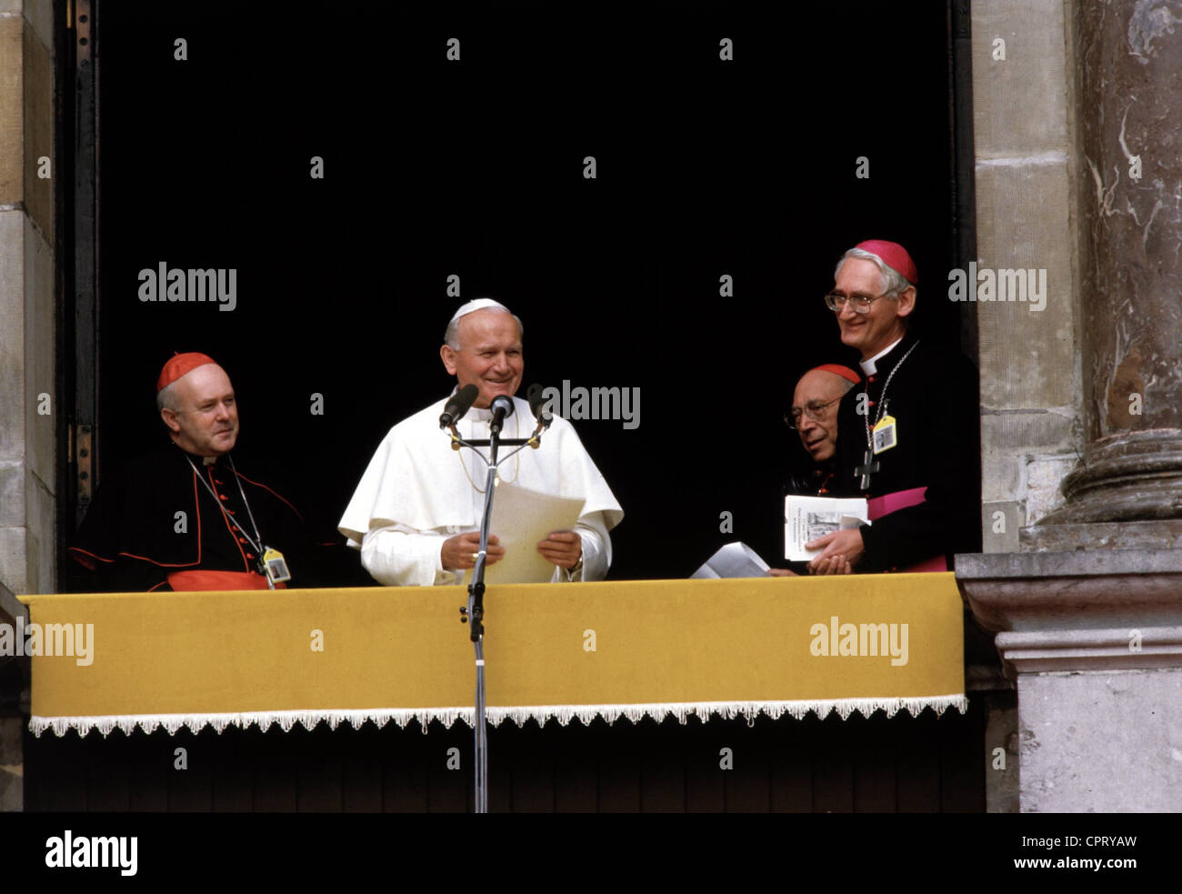 John Paul II (Karol Wojtyla), 18.5.1920 - 2.4.2005, pope 1978 - 2005, visiting the Benelux countries, 11. - 21.5.1985, half length, in Antwerp, 17.5.1985, giving a speech, with Cardinal Danneels and Cardinal Casaroli, Stock Photo
