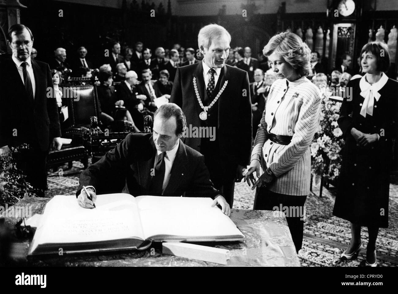 Juan Carlos I, * 5.1.1938, King of Spain since 22.11.1975, state visit to Germany, with wife Queen Sophia and Lord Mayor Georg Kronawitter, signing the Golden Book, Munich Town Hall, 27.2.1986, Stock Photo