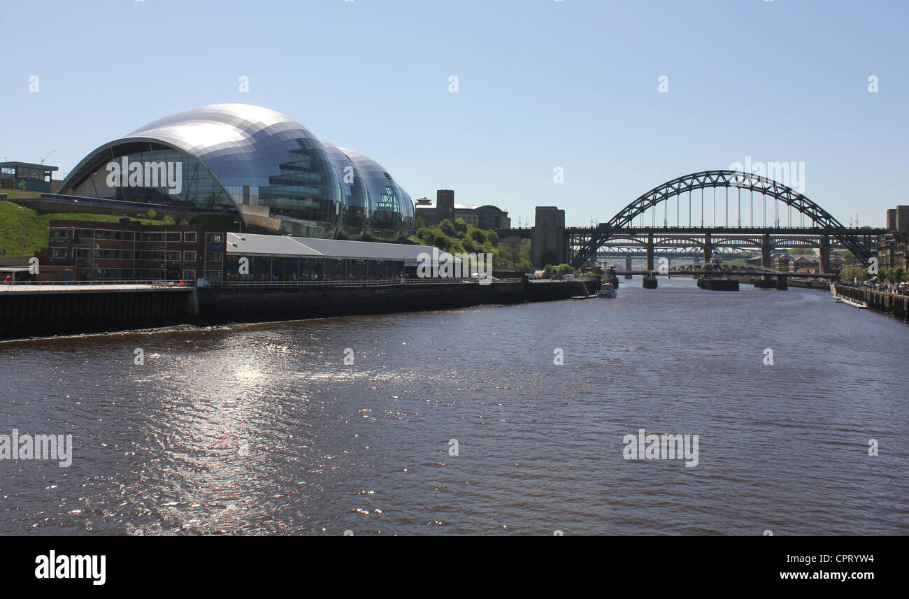 Tyneside, North East England, UK 25th May 2012 - view over the Tyne from Newcastle with The Sage Gateshead ( concert hall+++) on Stock Photo