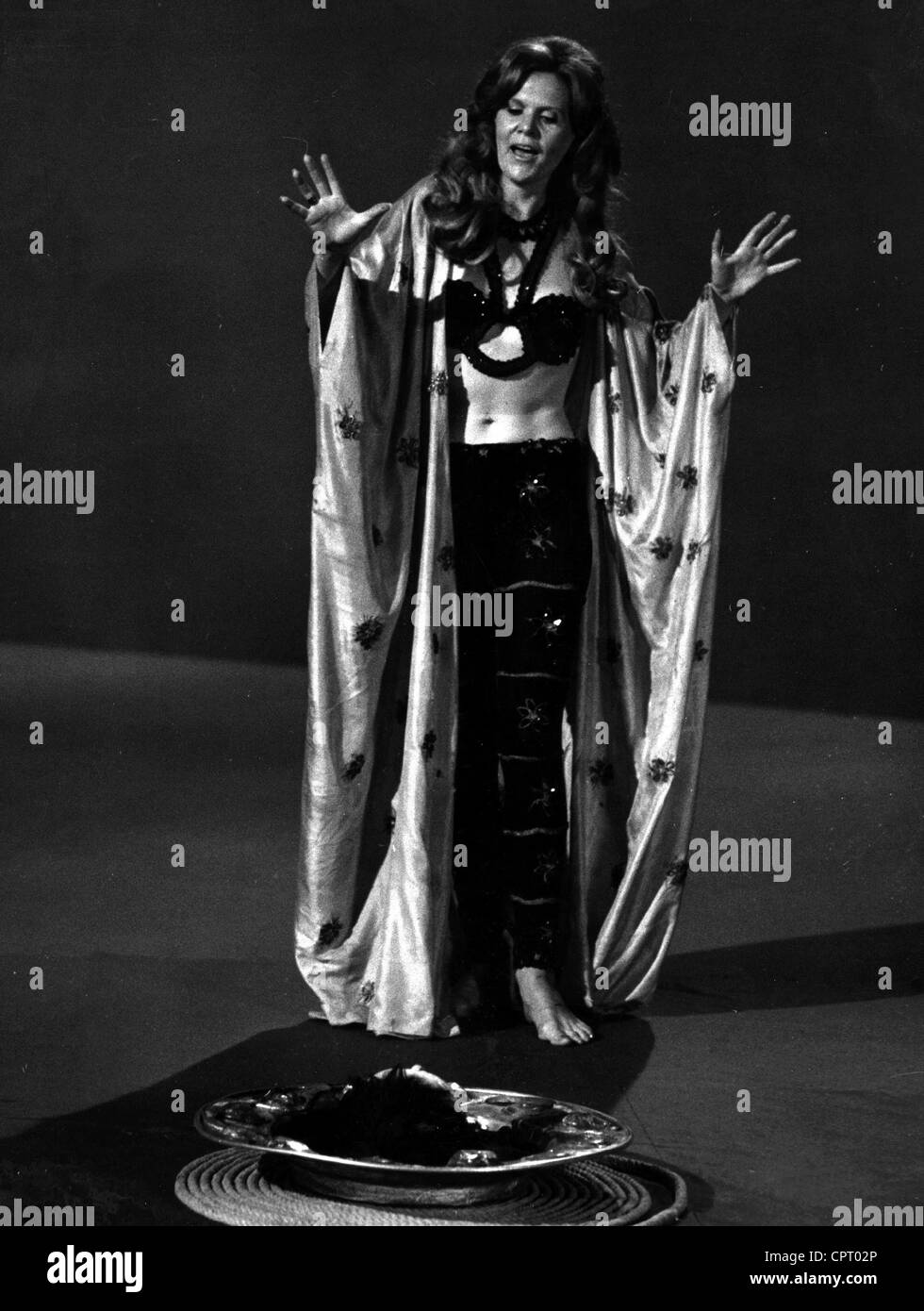 Silja, Anja, * 17.4.1940, German actress, full length, in a German TV show, as Salome with the head of John the Baptist, 1.11.1974, Stock Photo
