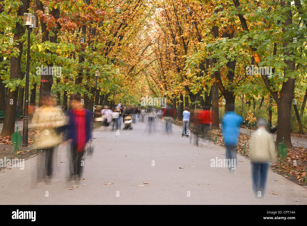 Blurred people in park hi-res stock photography and images - Alamy