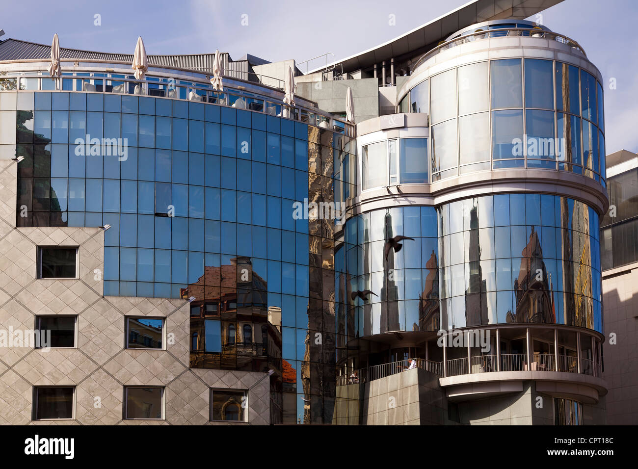 Haas House by Hans Hollein with reflections of Saint Stephen's, Vienna Stock Photo