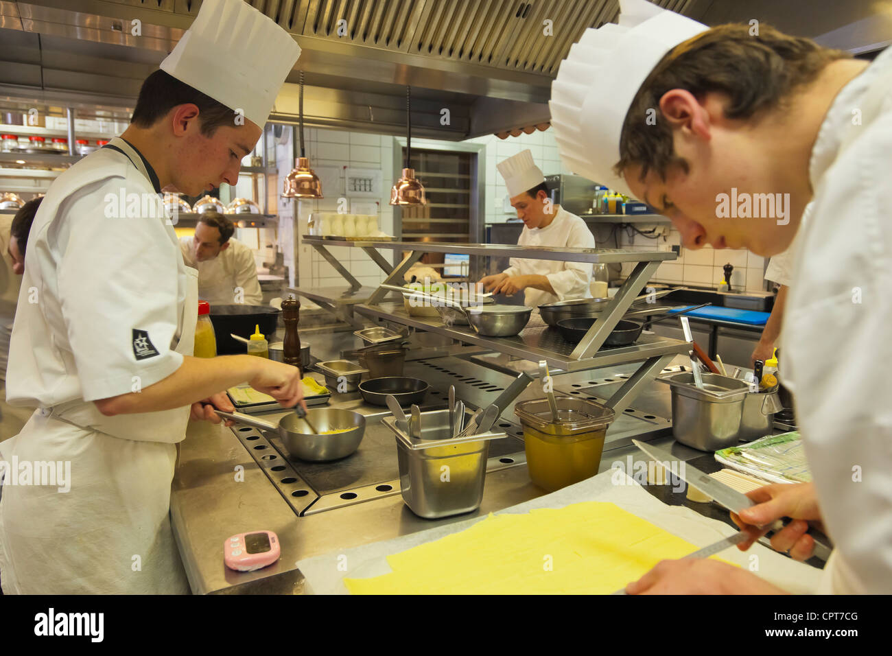 Philippe MILLE, 1 Michelin Star for  Les Crayeres  Relais & Châteaux., The brigade at work in the kitchen of the  Relais 1& Ch Stock Photo