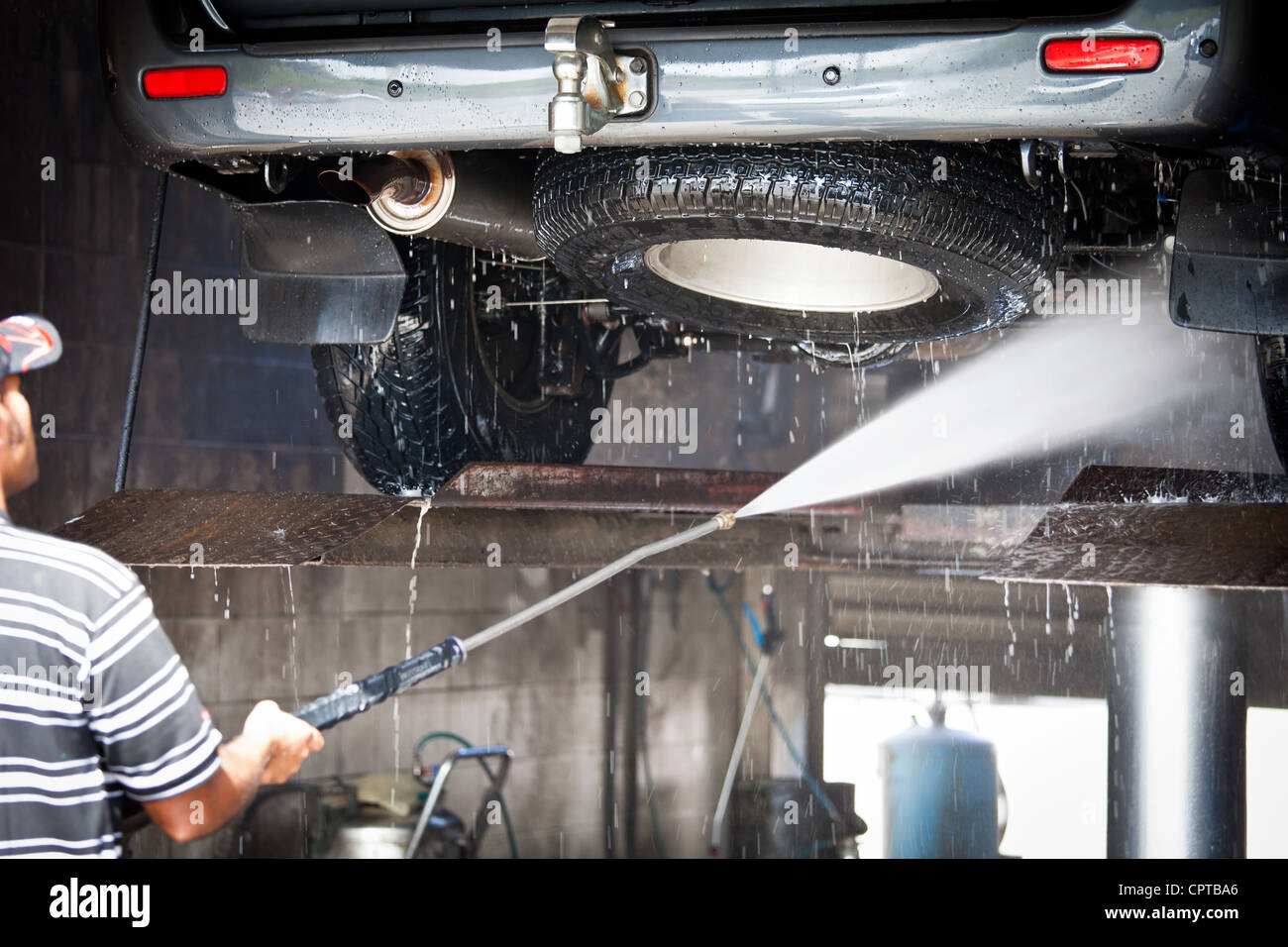 Где можно помыть днище. Мойка автомобиля на подъемнике. Мойка днища lx570. Мойка машины днище автомобиля. Подъемник для мойки днища.