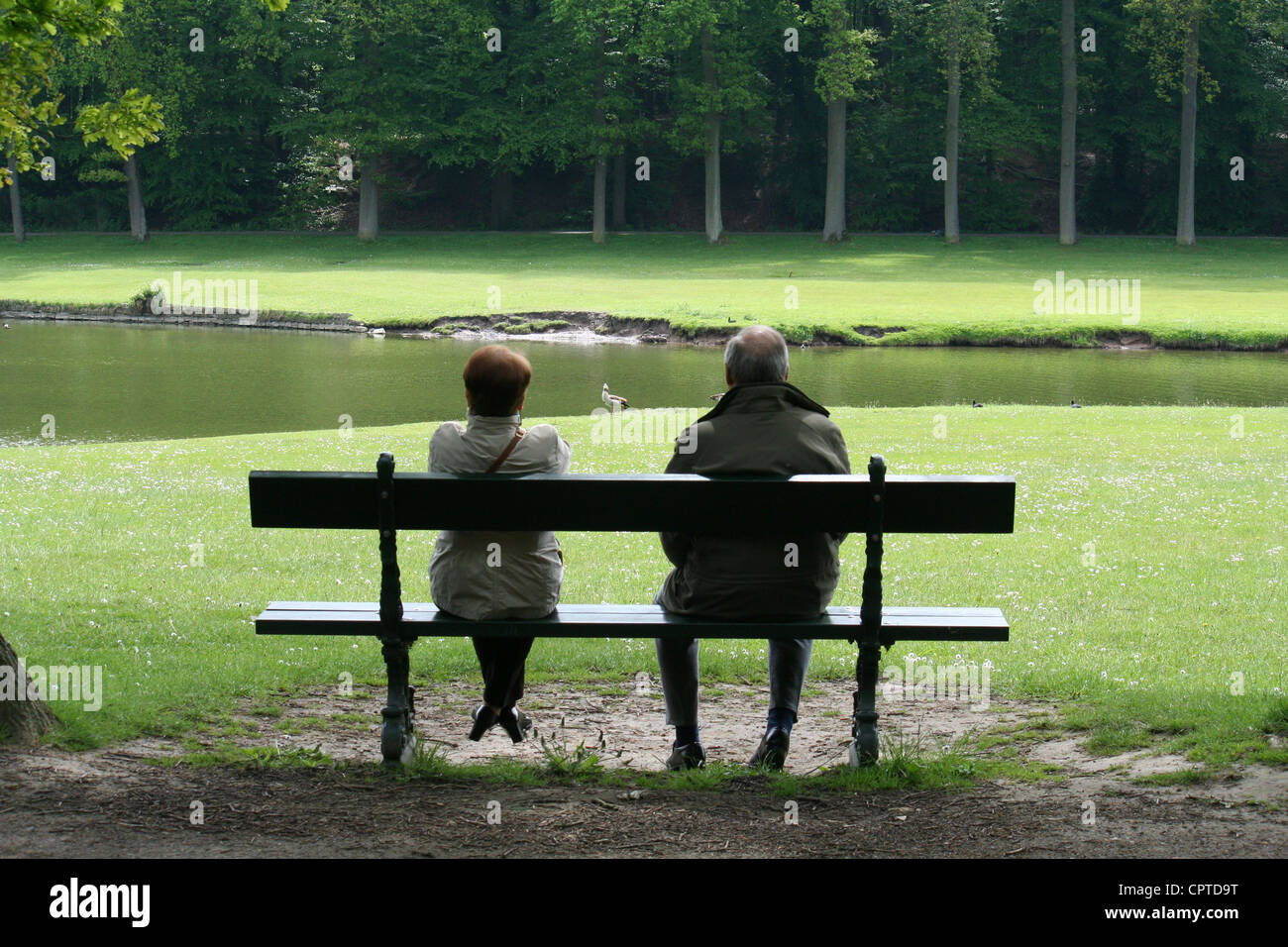 couple on park bench Stock Photo - Alamy