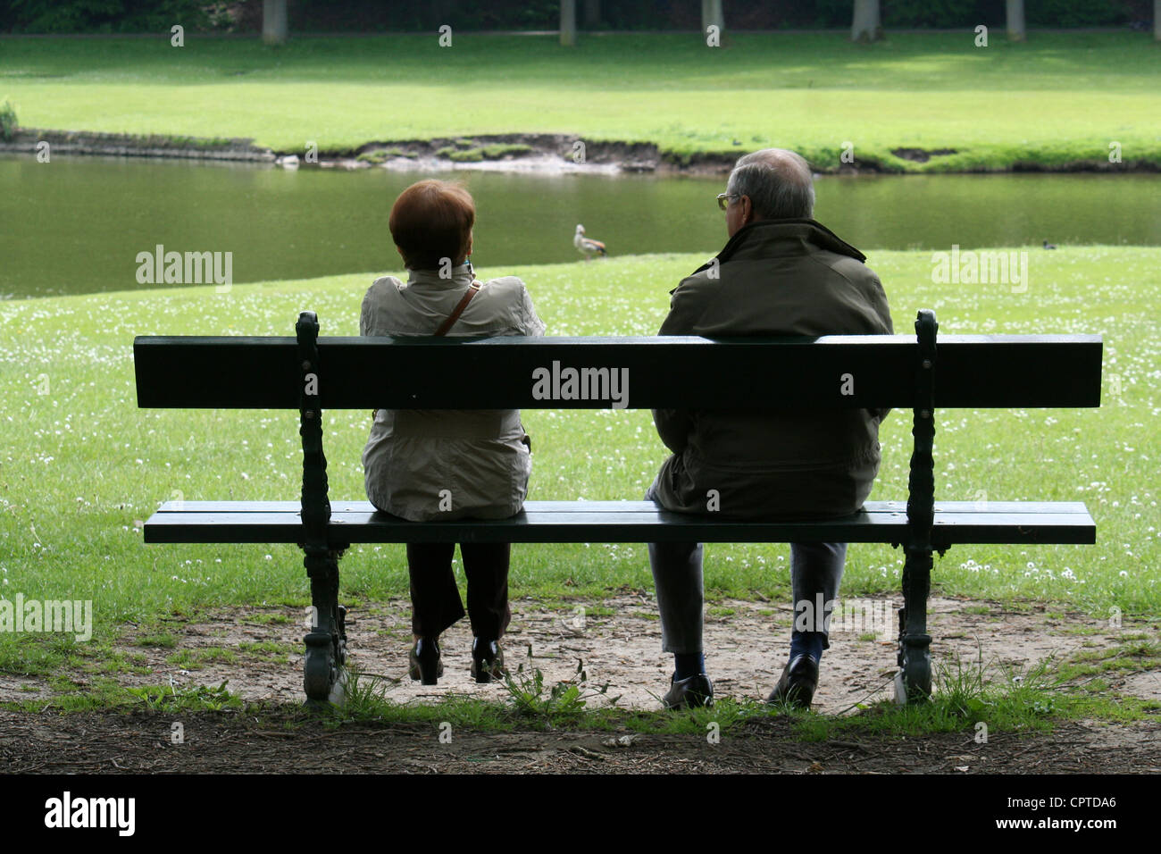 couple on park bench Stock Photo - Alamy