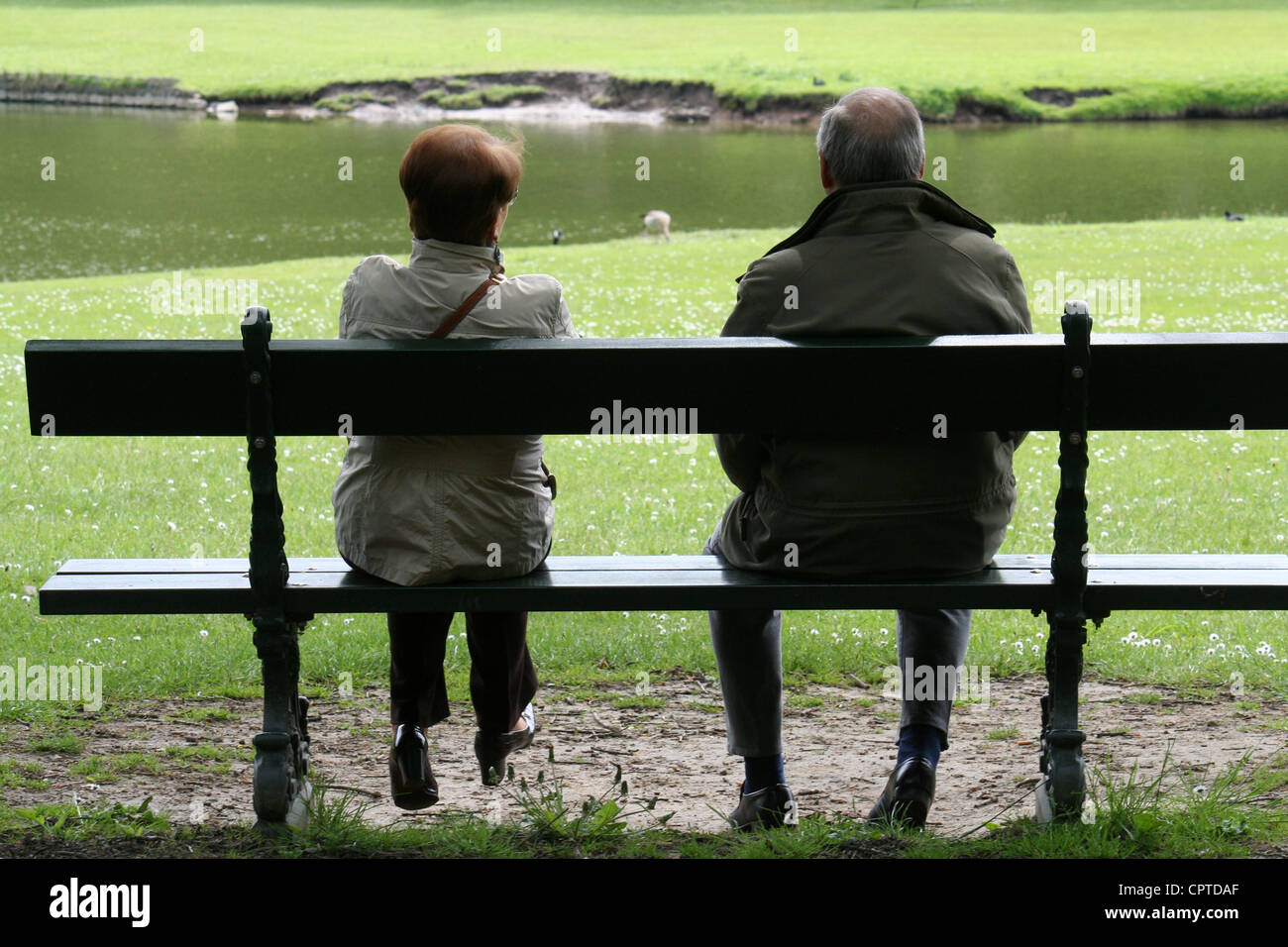 couple on park bench Stock Photo - Alamy