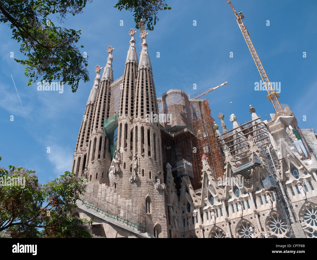 Rooftop and cranes at the Sagrada Familia, Barcelona Stock Photo Alamy